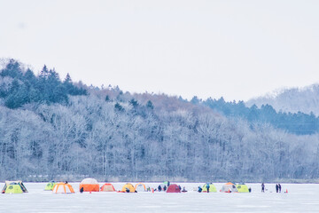 雪景色とカラフルなテント