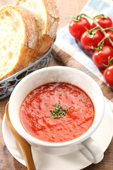 湯気が立つ食卓のトマトスープ　ハイアングル