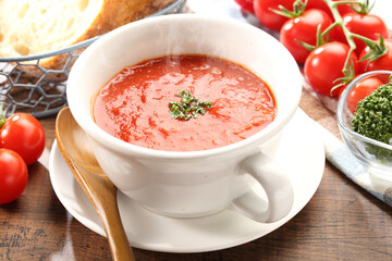 湯気が立つ食卓のトマトスープ