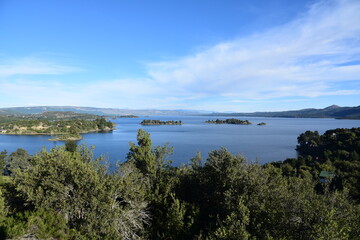 Fototapeta na wymiar Montaña cielo lago azul Argentina patagonia