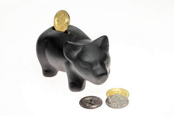 Cofrinho de cerâmica preto com criptomoedas isolado em fundo branco para recorte. 