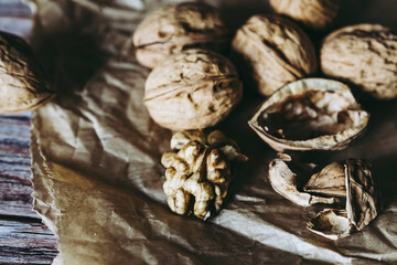 Cerneaux de noix et coquilles de noix posés sur la table de la cuisine - Ouvrir les noix fraîches