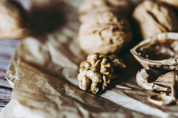 Cerneaux de noix et coquilles de noix posés sur la table de la cuisine - Ouvrir les noix fraîches