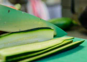 Zucchine affettate, lavorare in cucina, fuoco selettivo