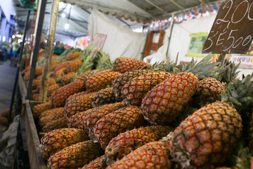 Fotos de mercado brasileiro mostrando abacaxi, fruta tropical muito consumida.  