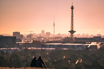 junges paar beobachtet den sonnenuntergang über der stadt berlin © DEN