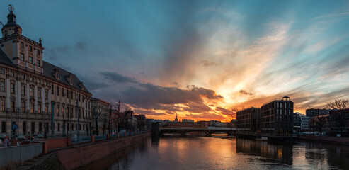 Fototapeta premium beautiful sunset over the river and the old city of wroclaw in poland
