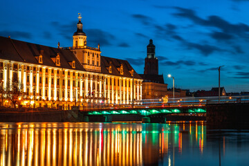 Fototapeta na wymiar night view of the river and the old districts of the city of wroclaw in poland
