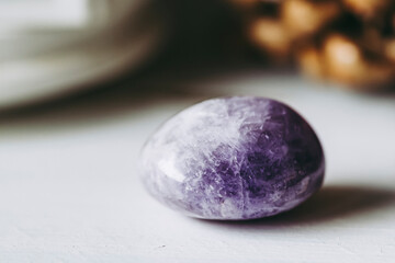 Pierre roulée polie améthyste sur un fond blanc - Minéral naturel