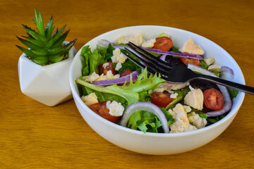 garden salad top with onions and chicken meat