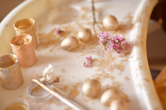 Easter background with quaill eggs and flowers