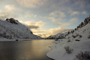 Paisaje montañoso nevado