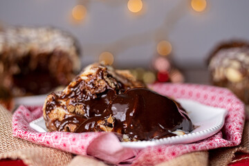 Pedaço de chocotone de chocolate