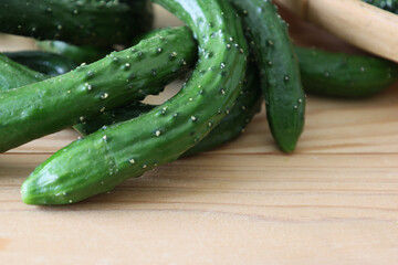 木材背景の摘果胡瓜