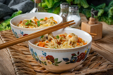 Fried noodles with chicken and vegetables.