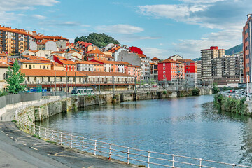 Fototapeta na wymiar colored houses and the river Bilbao