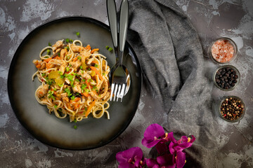 Fried noodles with chicken and vegetables.