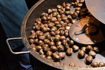 Maroni auf einem Weihnachtsmarkt im Salzkammergut, Österreich, Europa - Chestnuts on a Christmas...