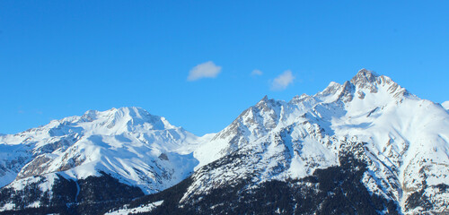 Fototapeta na wymiar The beauty of mountain nature,snowy mountain peaks.