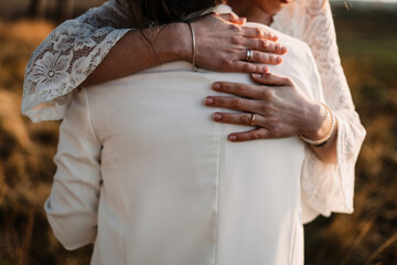 Boda. Compromiso entre mujeres, abrazo con sentimiento entre ellas. 