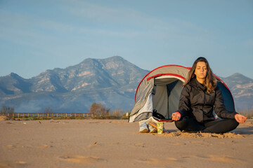 Joven practicando la meditaci&oacute;n al amanecer. Concepto de relax.