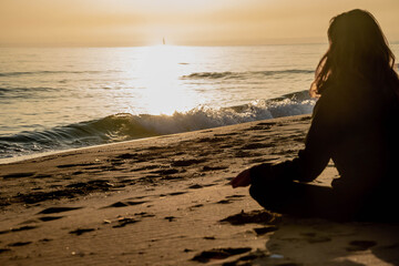 Joven practicando la meditación al amanecer. Concepto de relax.