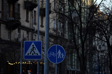 Obraz premium pedestrian crossing and pedestrian zone road signs