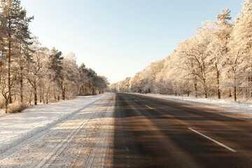 Obraz premium snowfall in the winter season and road asphalted