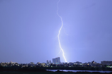 積乱雲の中で雷が光っている写真