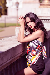 Fototapeta premium Joven mujer de cabello moreno en el parque en una tarde de verano