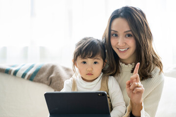 タブレットPCと日本人親子 © arc image gallery