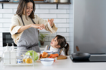 料理をする日本人親子