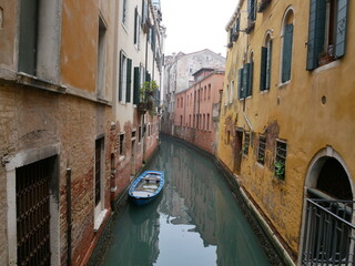 Fototapeta na wymiar canal in Venice, Italy, with boat