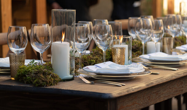 Copas velas y cubiertos sobre la mesa 