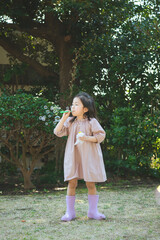 シャボン玉で遊ぶ女の子