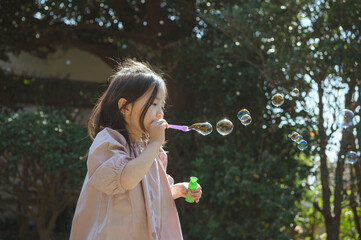 シャボン玉で遊ぶ女の子