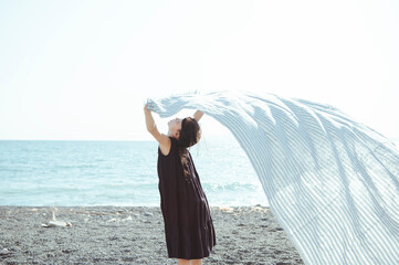 風になびく布と女の子