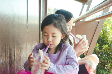 タピオカジュースを飲む姉妹