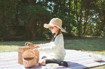 庭で擬似旅行をして遊ぶ女の子