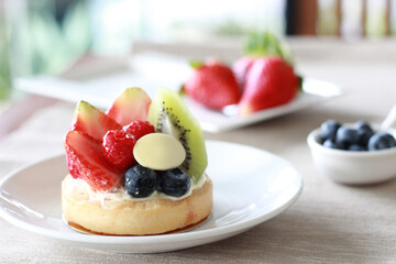 Cafe - Chiffon cake with summer berries and cream