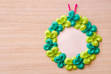画用紙で作ったリース　折り紙　四つ葉のクローバー
