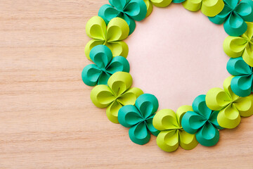 画用紙で作ったリース　折り紙　四つ葉のクローバー