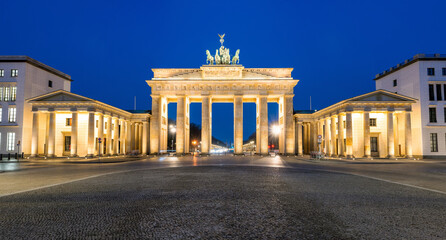 Obraz premium Panorama of the illuminated Brandenburg Gate in Berlin at night