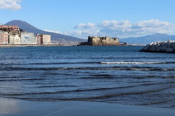 Napoli – Scorcio di Castel dell'Ovo dalla spiaggia di Rotonda Diaz