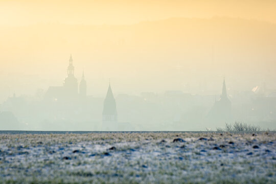 Lutherstadt Eisleben im Sonnenaufgang mit Nebel