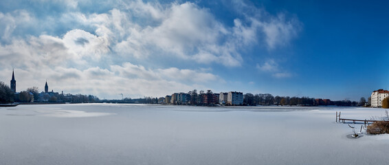 Die winterliche Skyline von Berlin-Köpenick mit der zugefrorenen Spree - Panorama aus 9...