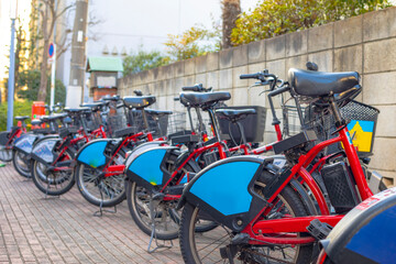 赤いシェアサイクル / 自転車駐輪場