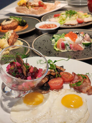 table dans le restaurant avec beaucoup de plats, petit d jeuner, salade, d jeuner, d ner.