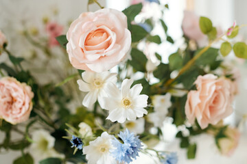 Wedding decorations with flowers. Beautiful flower composition in classic interior. Decoration of a banquet at a wedding with flowers..