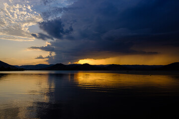 Gros front d'orage de grêle durant les épisodes cévenole sur le Lac du salagou dans le sud de la France. Paysage d'un autre monde, lumière étrange.